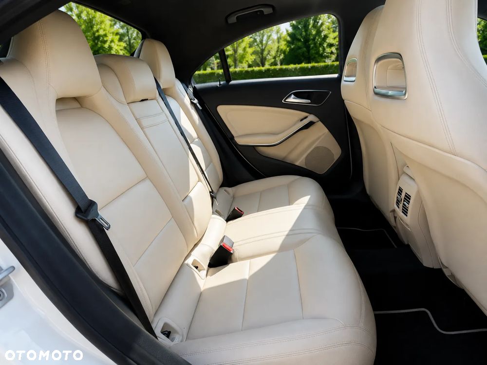 Mercedes-Benz CLA 250 4Matic 7G-DCT - 20