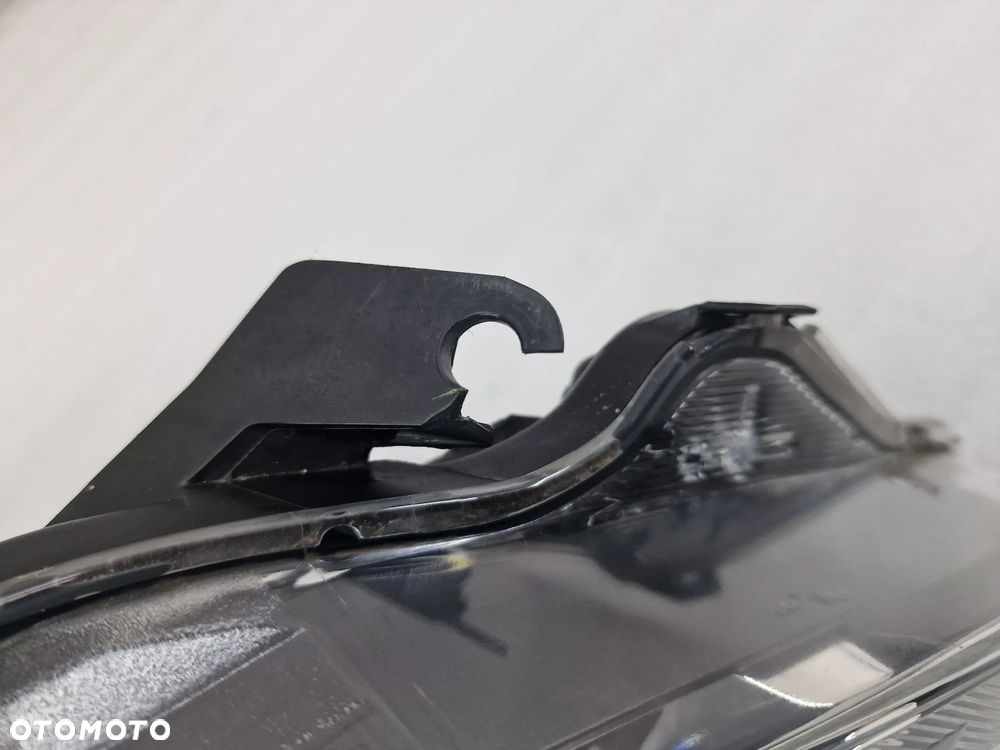TOYOTA YARIS III 3 LIFT HYBRYDA HYBRID 14- PRAWA LAMPA PRZEDNIA PRZÓD SOCZEWKA + LED , NR KOITO 0D-162 , NR AUKCJI LPP38 - 9