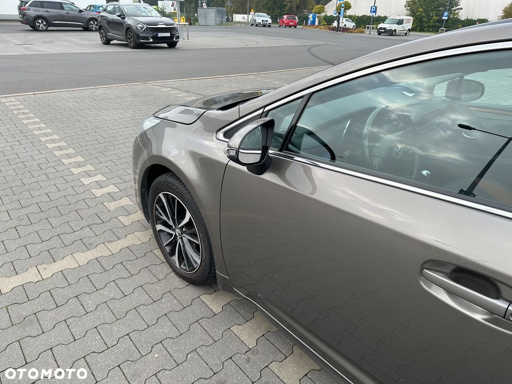 Toyota Avensis 1.8 Premium - 22
