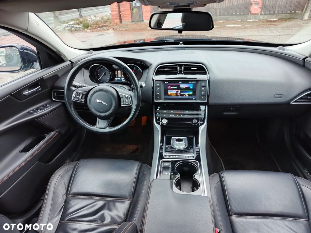 Jaguar XE 2.0 D Portfolio - 6