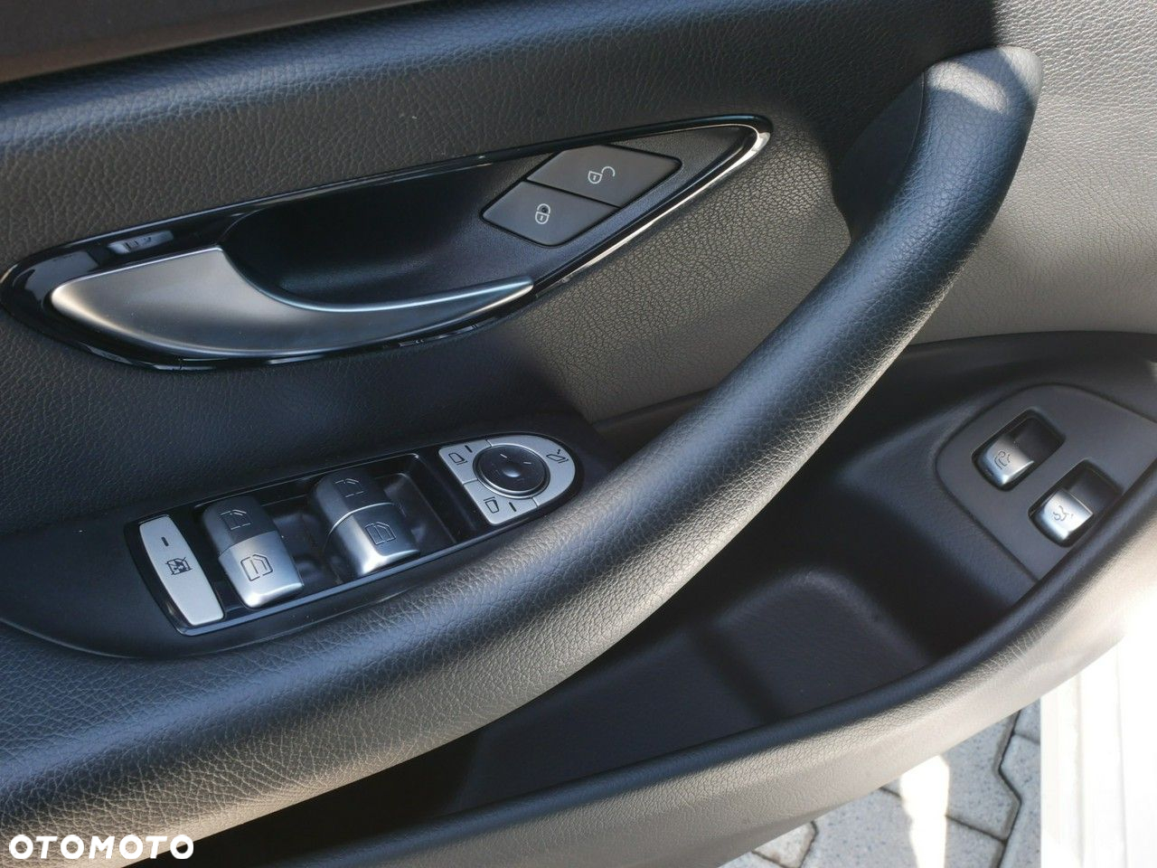 Mercedes-Benz Klasa E 220 d 9G-TRONIC - 21