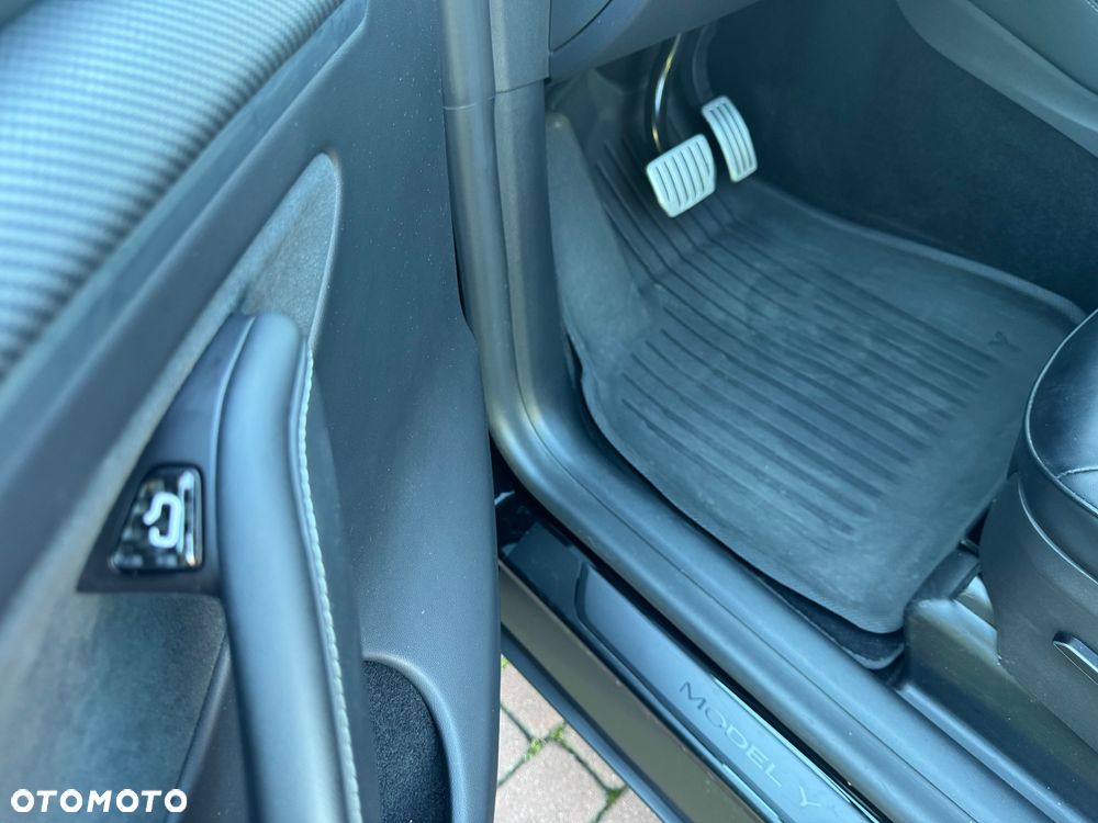 Tesla Model Y Performance AWD - 12