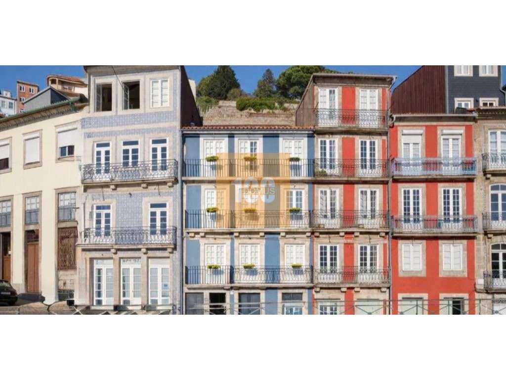Dois prédios contíguos na Zona Histórica do Porto, com vistas diret...