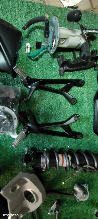 SUZUKI GSR 750 Stelaż felga dekiel set półka mocowanie tablicy tłumik - 3