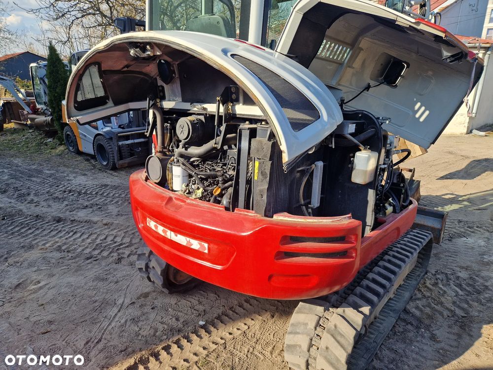 Takeuchi TB240 - 17