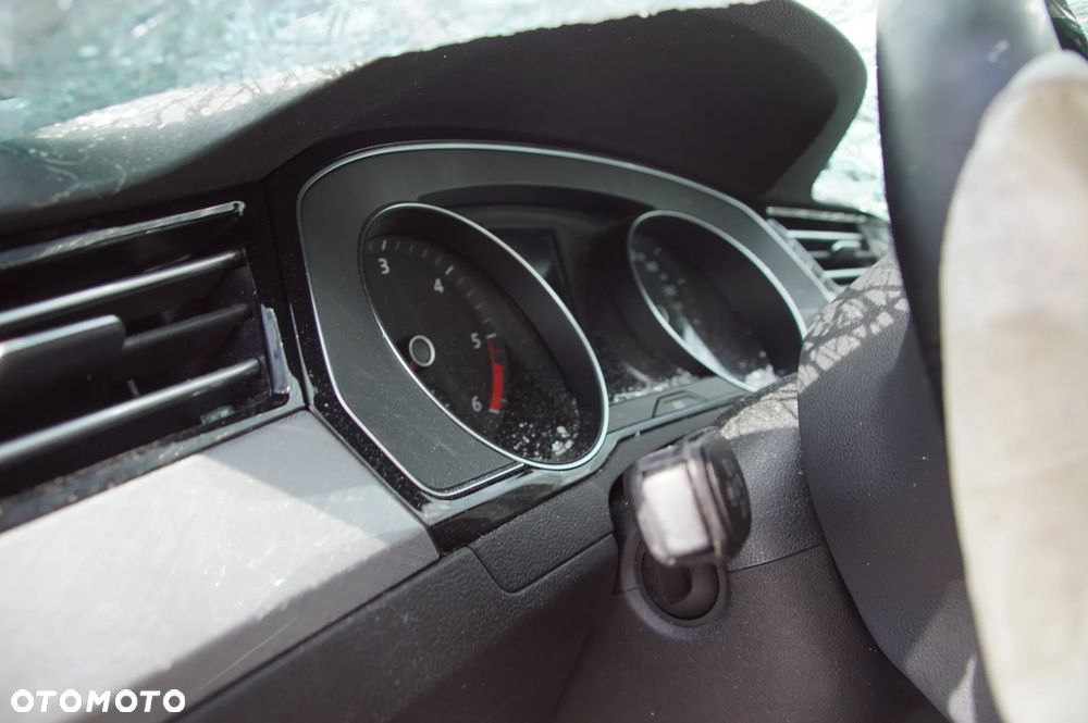 Auto na części - Volkswagen Passat B8 Sedan Lift 2.0 TDI 150 KM DSRB UEM LB7R 57 TYS. KM 2020R Silnik Skrzynia Drzwi Lampa Klapa Zderzak Deska Kokpit Sterownik Moduł Radio Felga - 18