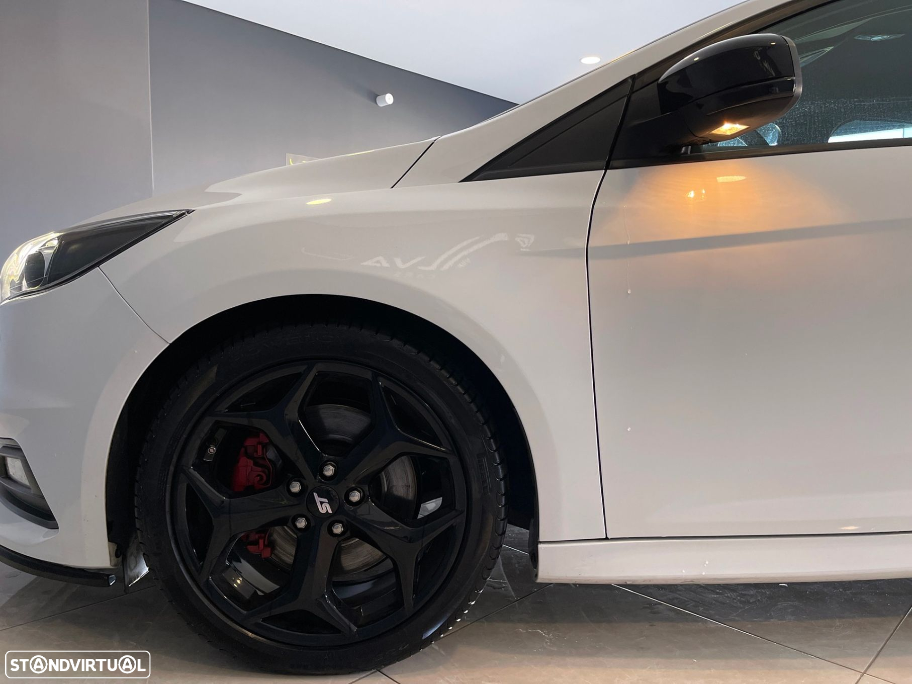 Ford Focus 2.0i ST-2 - 19