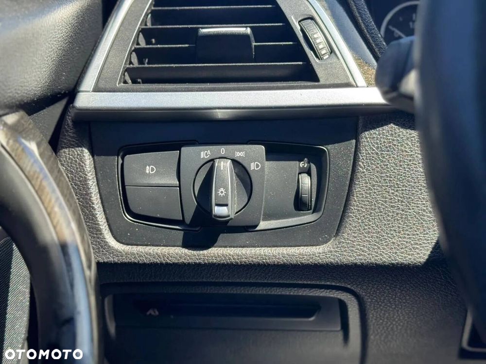 BMW Seria 3 330i xDrive - 30