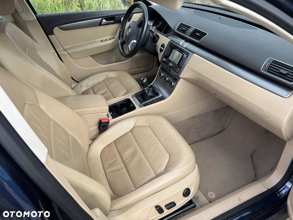 Volkswagen Passat 2.0 TDI BlueMotion Technology Exclusive - 16