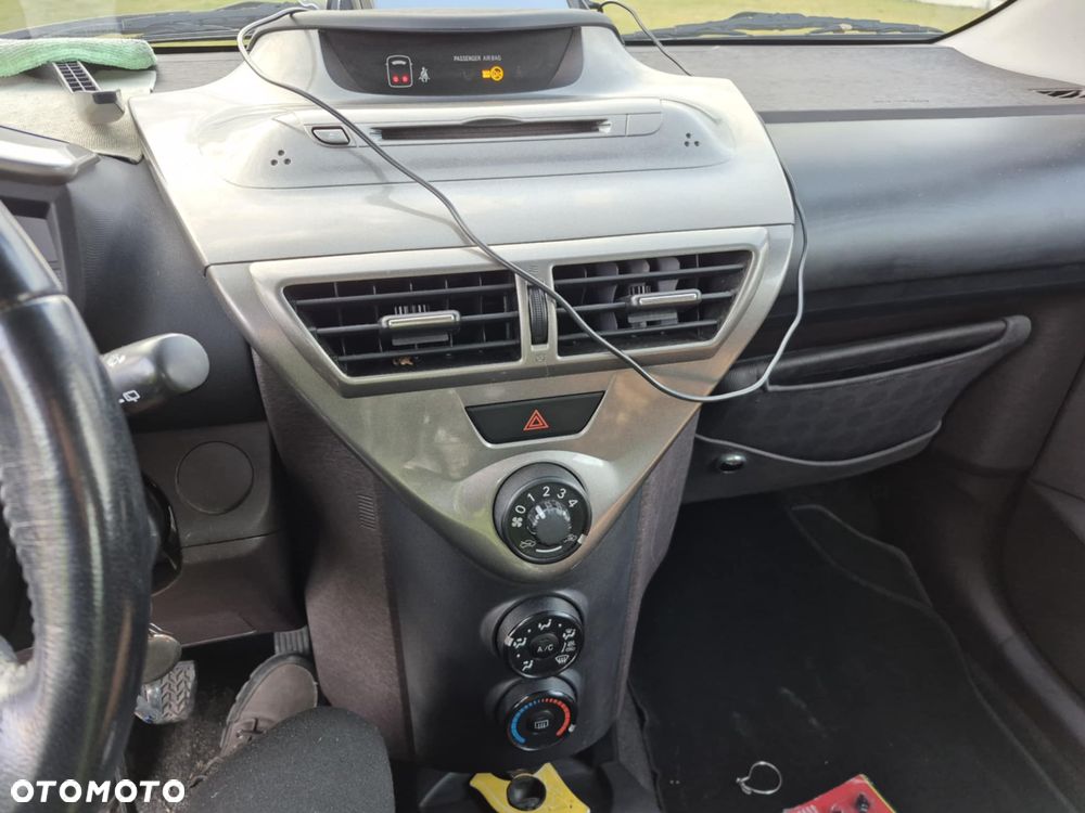 Toyota iQ - 8