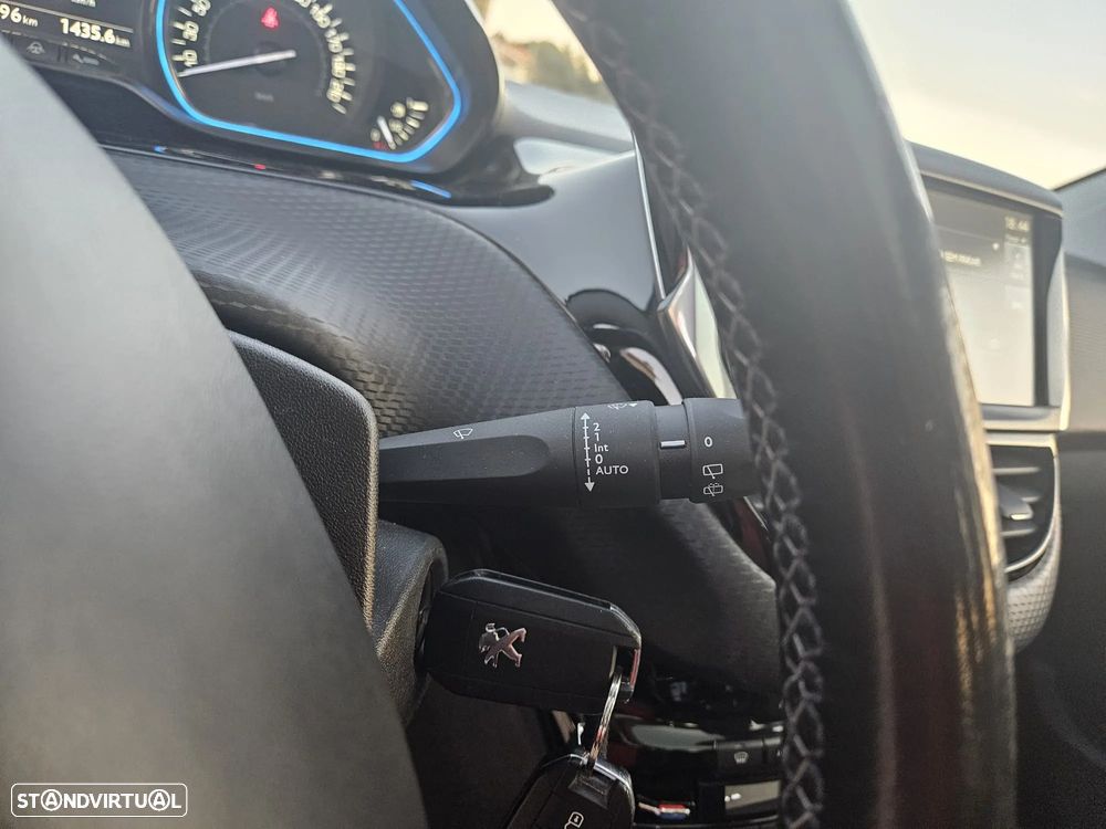 Peugeot 2008 1.2 PureTech Allure EAT6 - 18