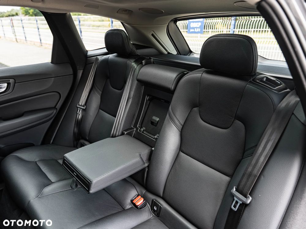 Volvo XC 60 T6 Plug-In Hybrid AWD R-Design - 27