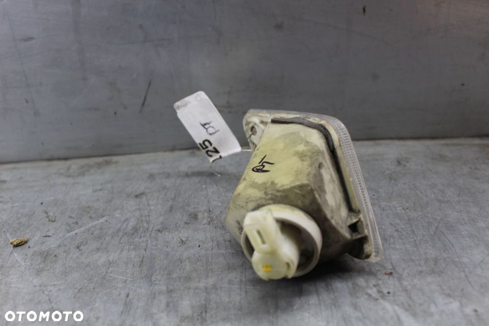 Piaggio Vespa GTS 125 Granturismo Kierunkowskaz prawy tył tylni kierunek - 2
