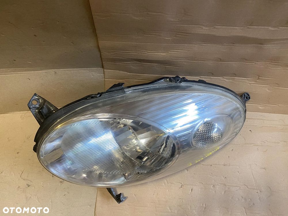 Lampa Nissan Micra K12  prawa OE - 7