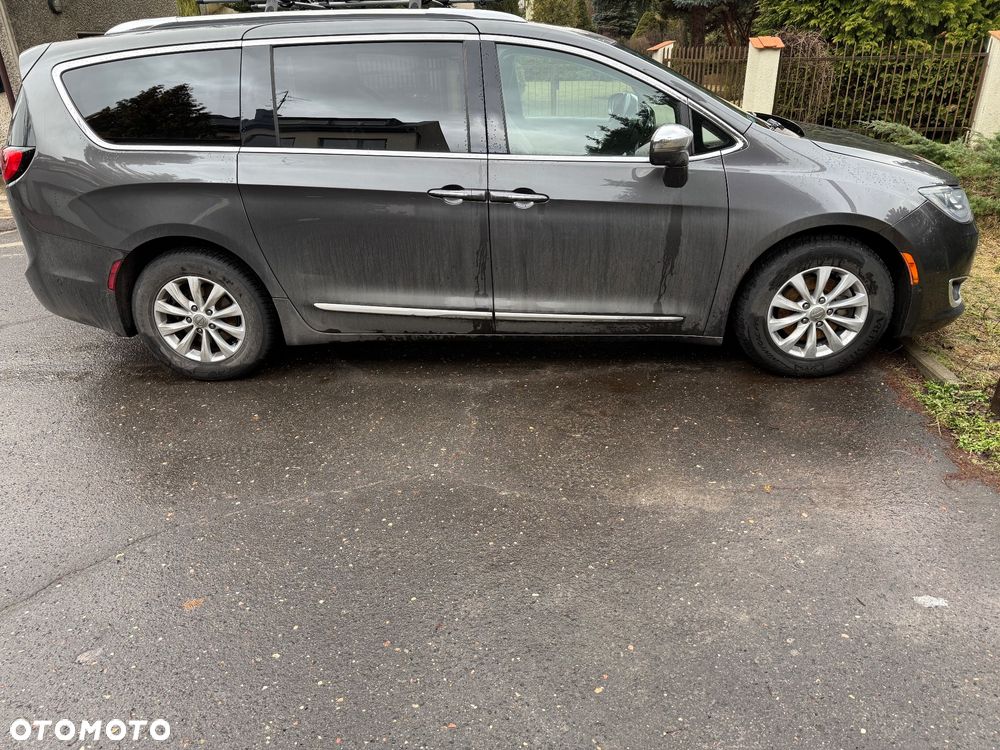 Chrysler Pacifica - 2