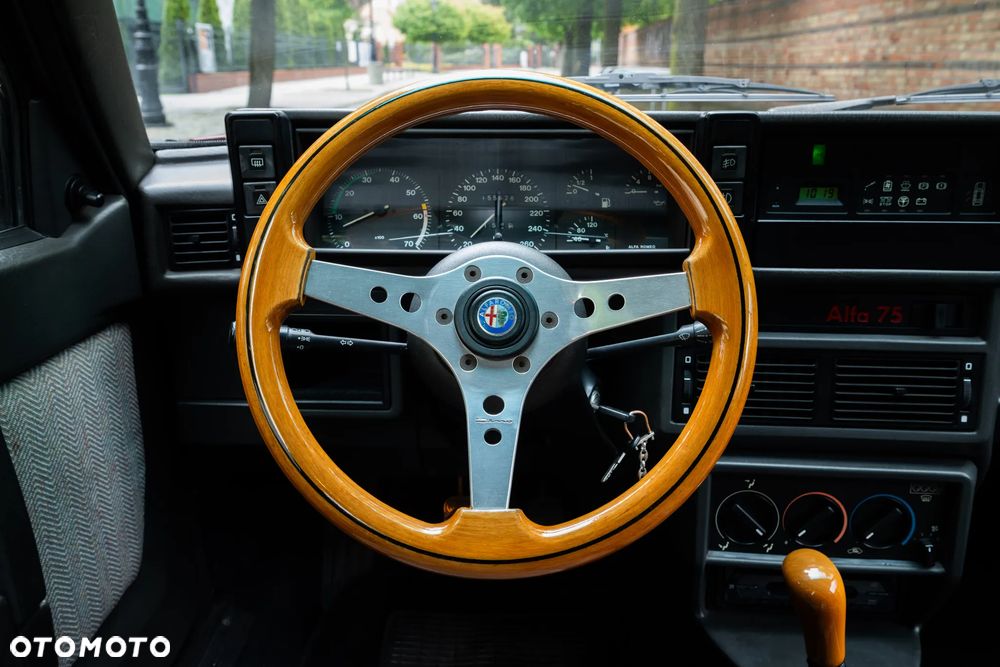 Alfa Romeo 75 - 20