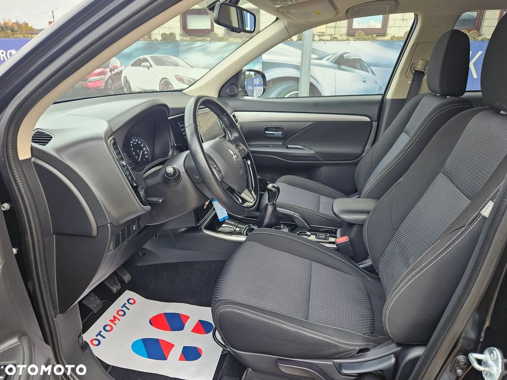 Mitsubishi Outlander 2.0 Invite + 2WD - 19