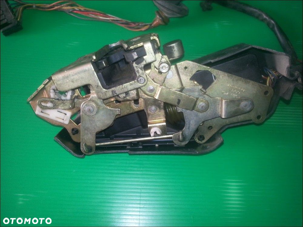 ZAMEK PRAWY PRZÓD DRZWI VOLVO 850 - 4