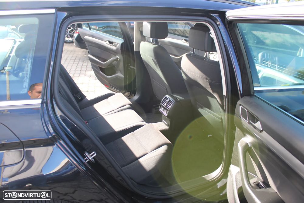 VW Passat Variant 2.0 TDi Confortline - 24