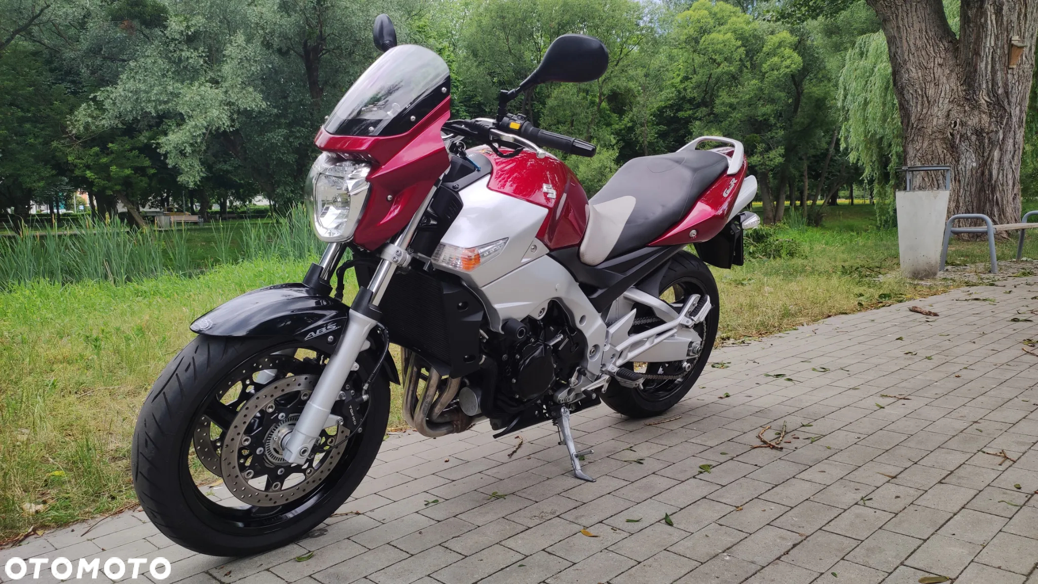 Suzuki GSR - 4