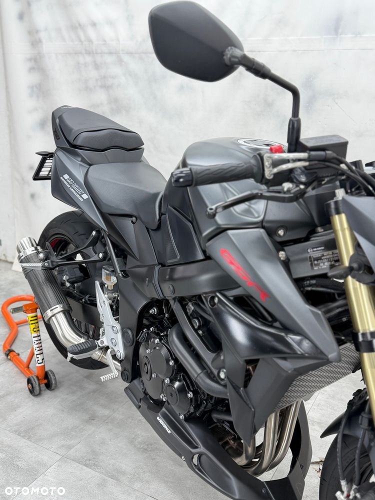 Suzuki GSR - 13