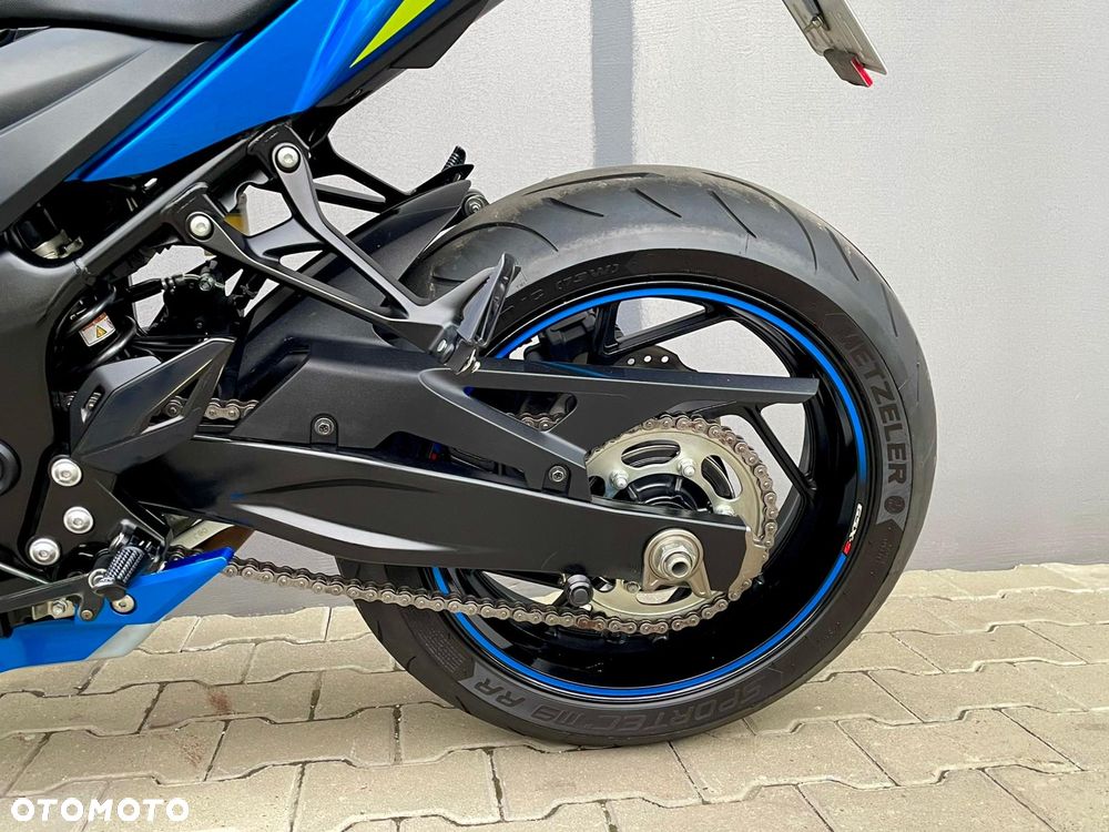 Suzuki GSX - 12