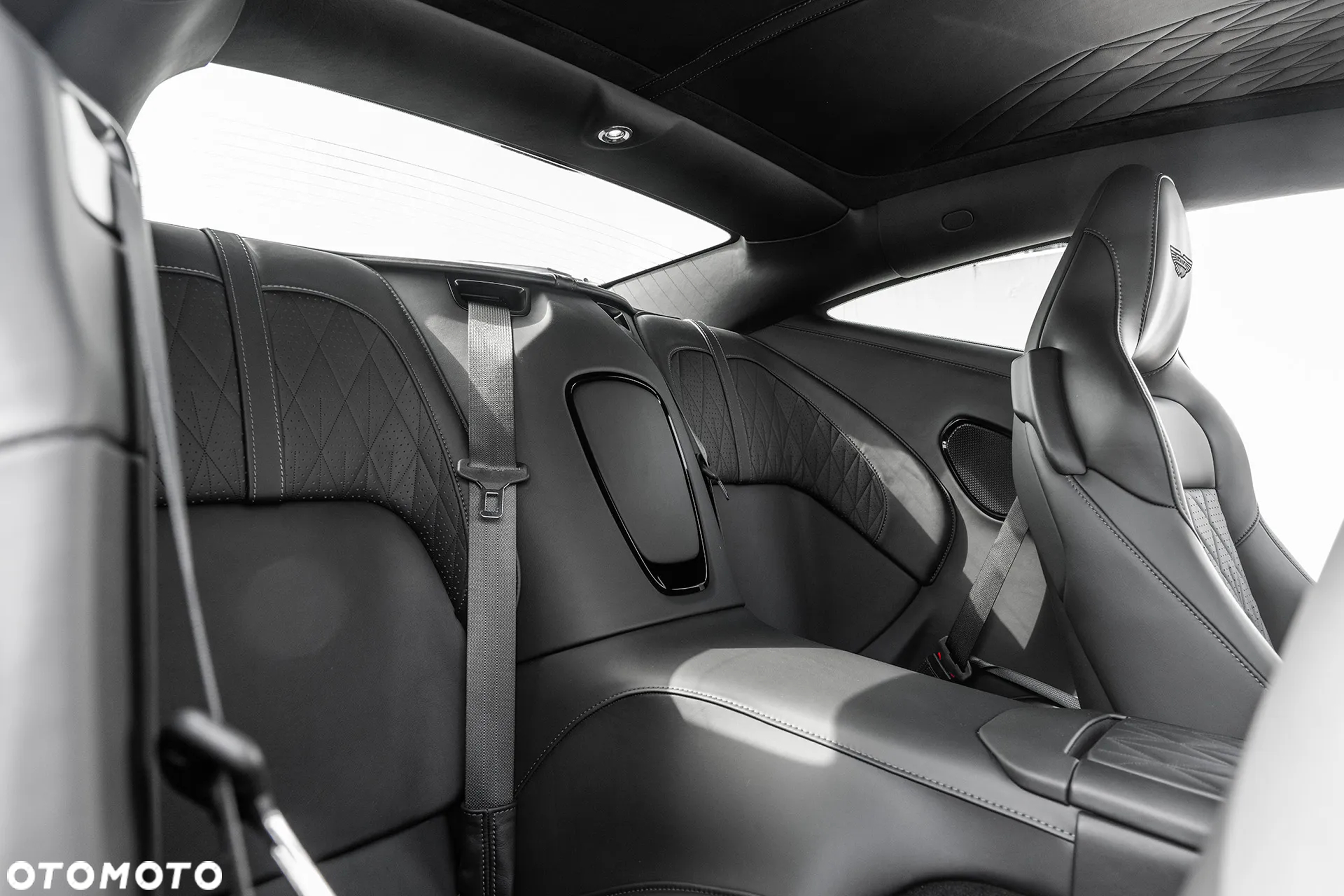 Aston Martin DB12 - 10
