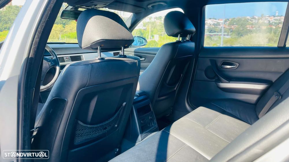 BMW 320 dA Dynamic - 12