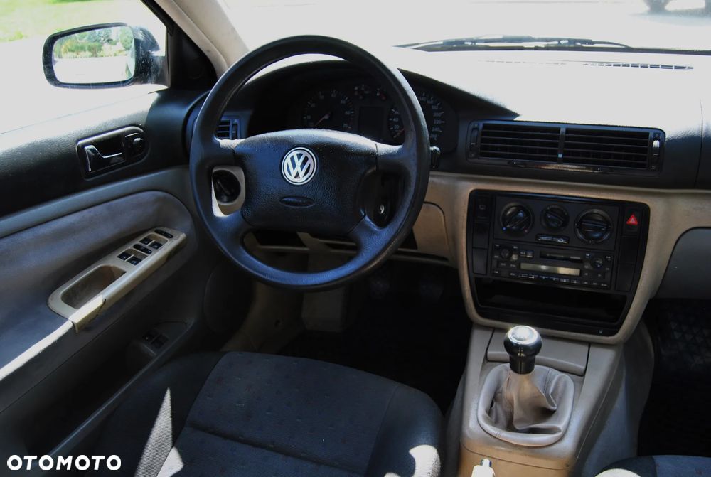 Volkswagen Passat 1.6 - 11
