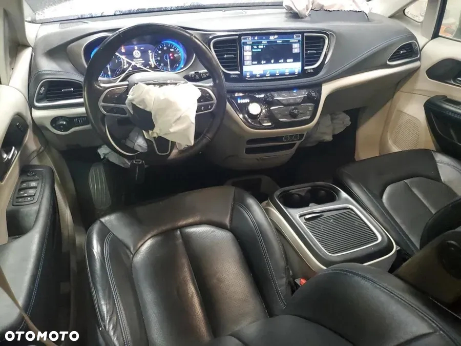 Chrysler Pacifica - 11