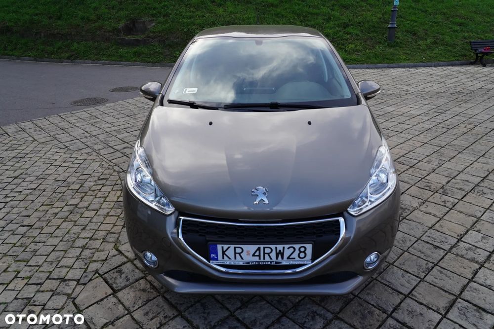 Peugeot 208 - 8