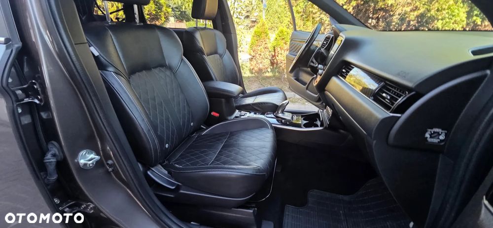 Mitsubishi Outlander 2.4 4WD Diamant+ - 38