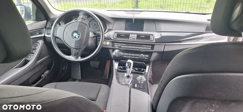 BMW Seria 5 525d Touring - 6