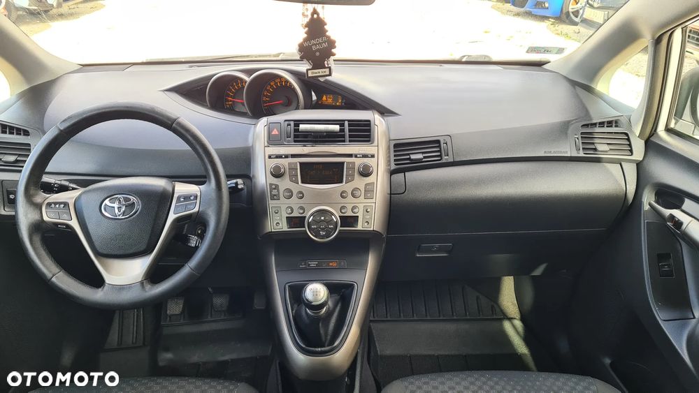 Toyota Verso 2010 photo 2