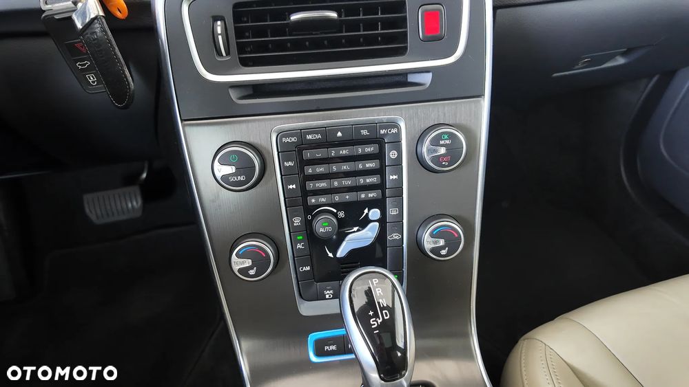 Volvo V60 D6 AWD Plug-in Hybrid Summum - 27