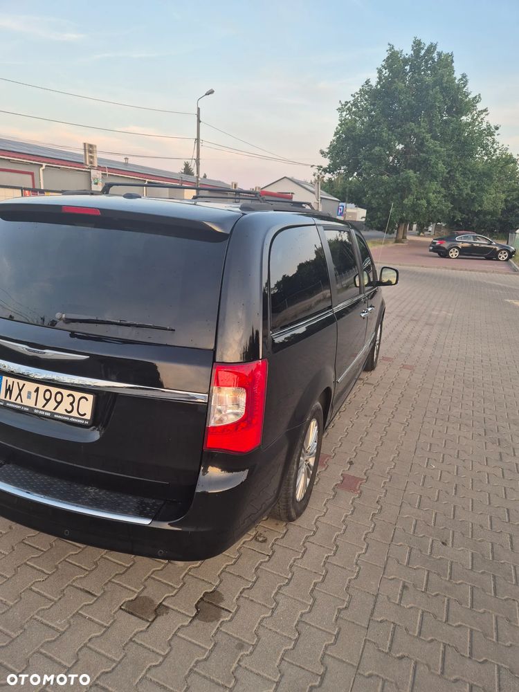 Chrysler Town & Country - 4
