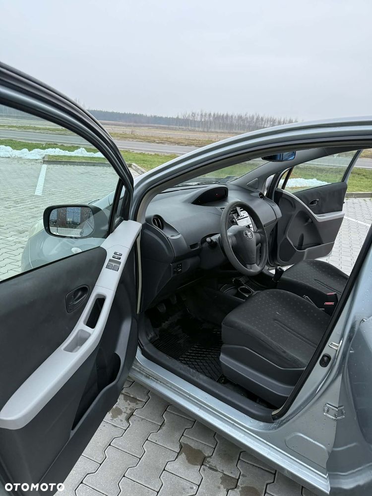 Toyota Yaris 1.3 - 9
