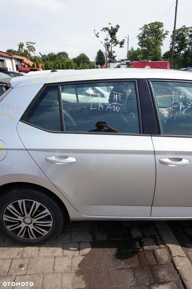 DRZWI TYLNE PRAWE FABIA III NJ3 5D HB LA7W  SREBRNY SKODA 2014-2018 - 1
