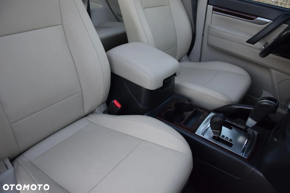 Mitsubishi Pajero - 18