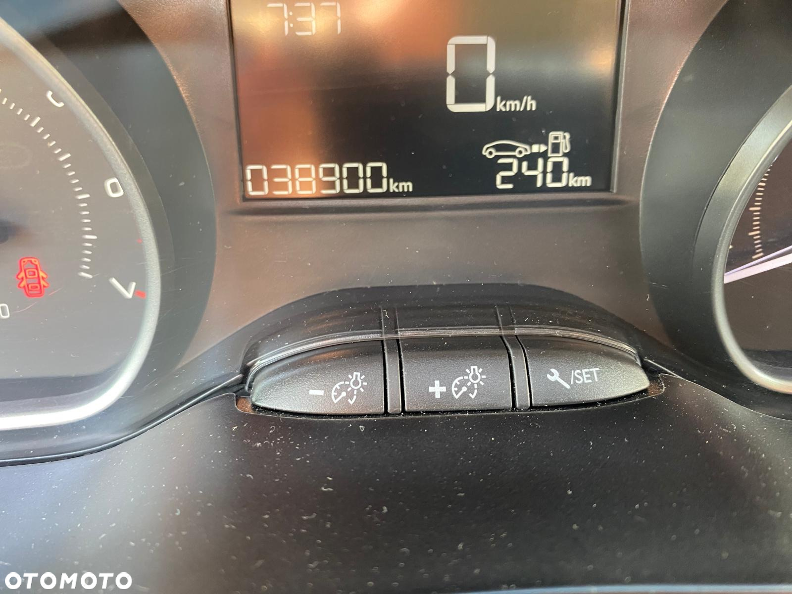 Peugeot 208 - 18