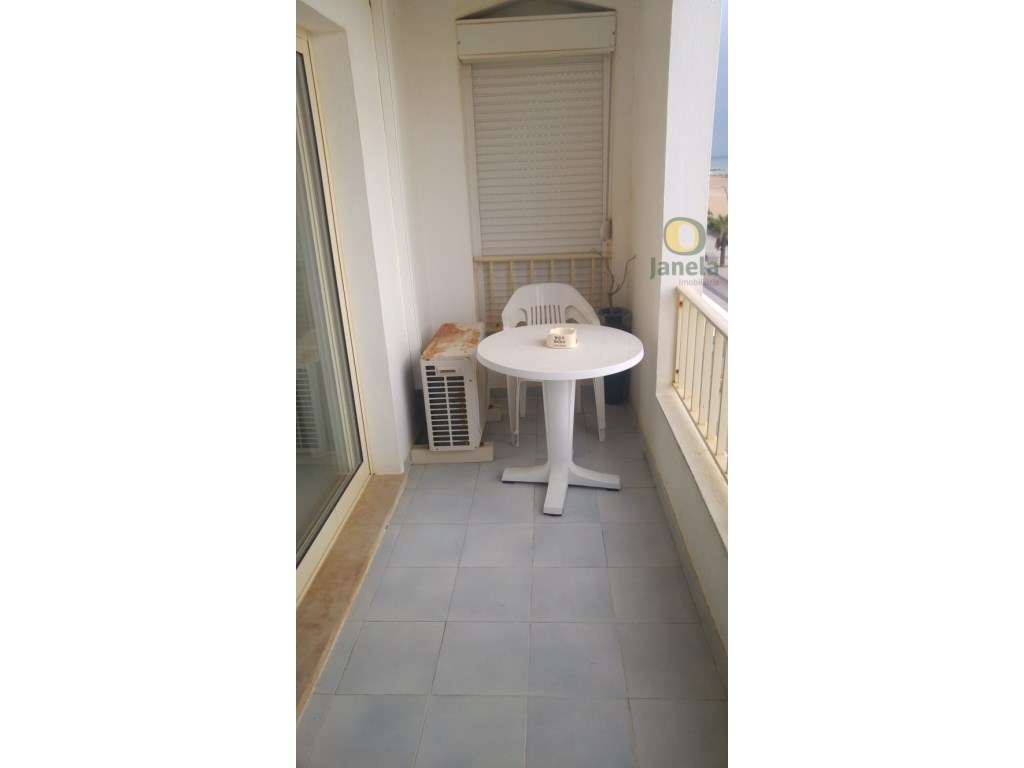Ótimo T2 com 2 Wc´s, frente à Praia de Quarteira - Grande imagem: 2/13