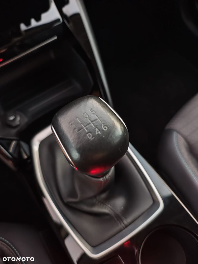 Peugeot 208 - 8