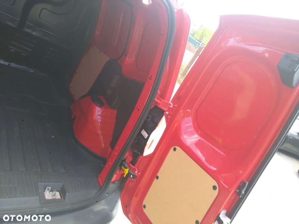 Ford Transit Courier - 19