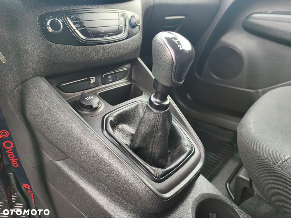Ford Transit Courier - 32