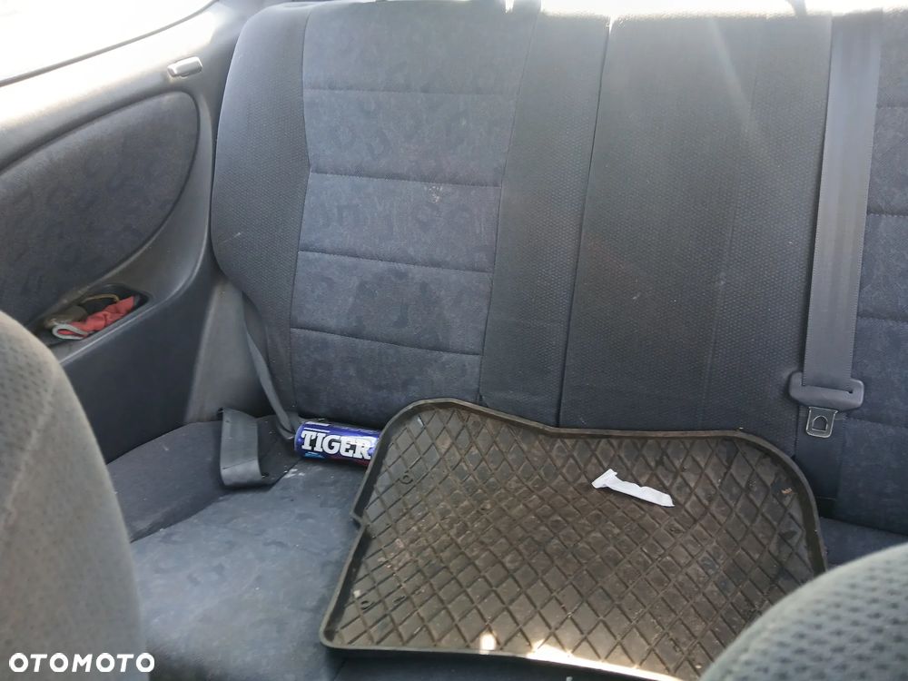toyota corolla E11 lift 8L5 HB fotel fotele kanapa deska kokpit podsufitka boczek boczki klamka - 7