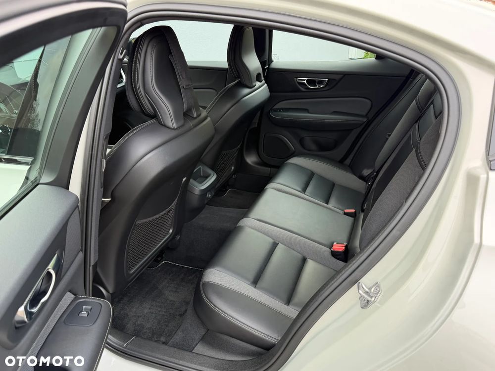 Volvo S60 B4 B R-Design - 9