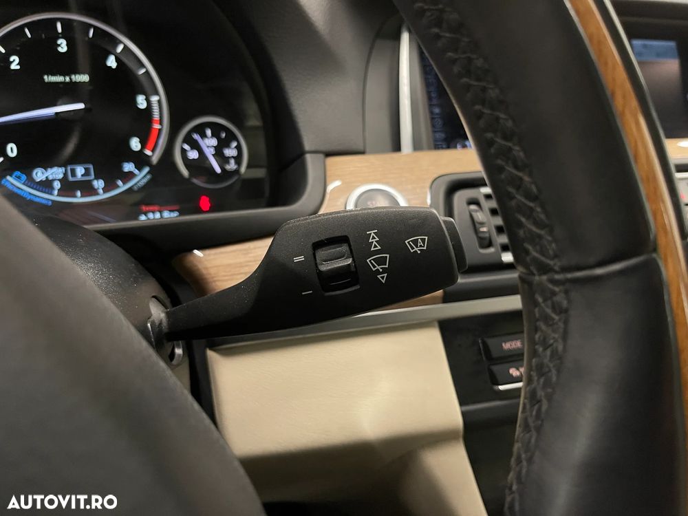 BMW Seria 5 530d xDrive Touring Aut. - 33