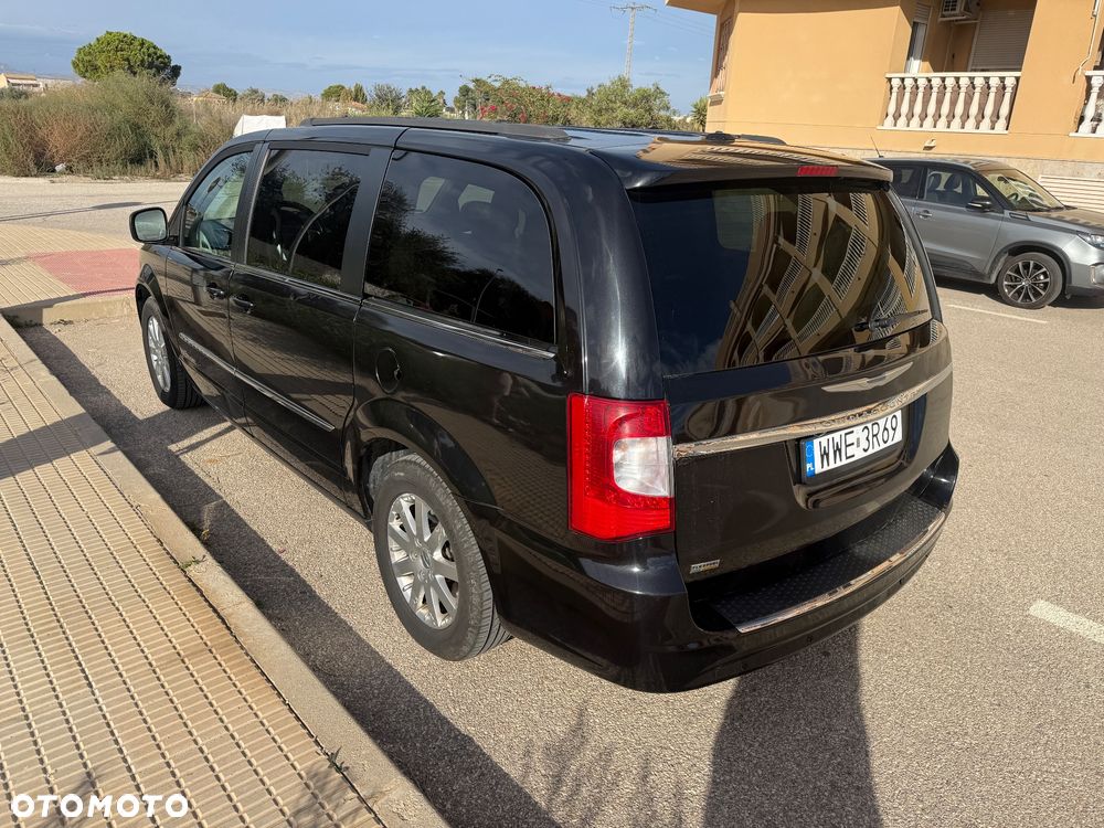 Chrysler Town & Country - 3