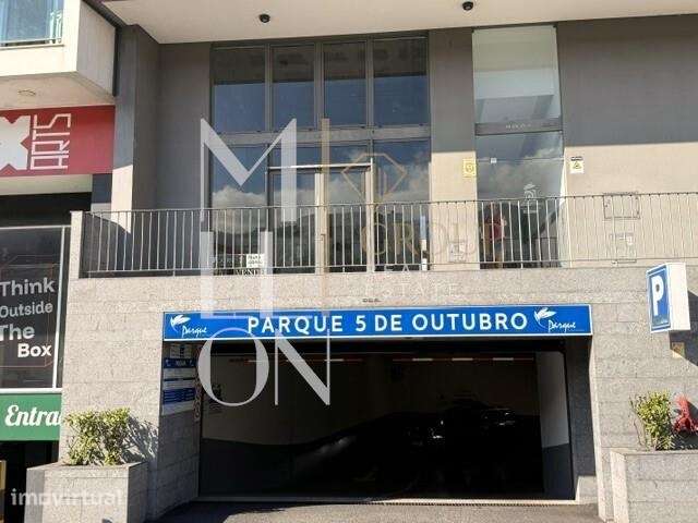 Loja na 5 de Outubro com 5.40m de pé direito e 2 montras. - Grande imagem: 3/15