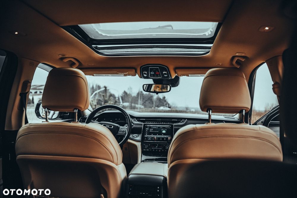 Jeep Grand Cherokee - 32